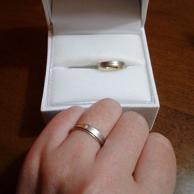 女性だけ小さなダイヤが埋め込んであります