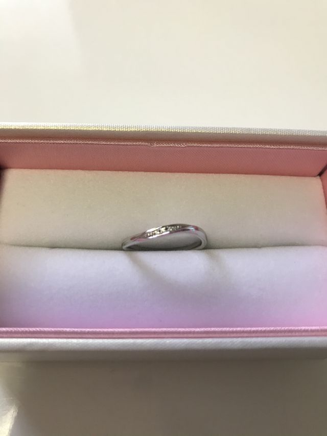 ペアで選んだ結婚指輪の女性用の物です。