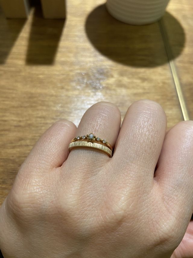 別ブランド購入の婚約指輪と重ね付けて試着