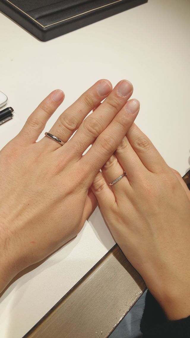 とても付け心地が良くシンプルですが高級感のある素敵な指輪です