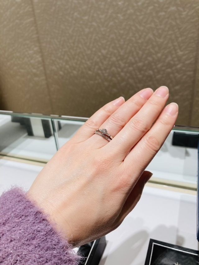 エンゲージリングのダイヤの大きさは0.36カラットです