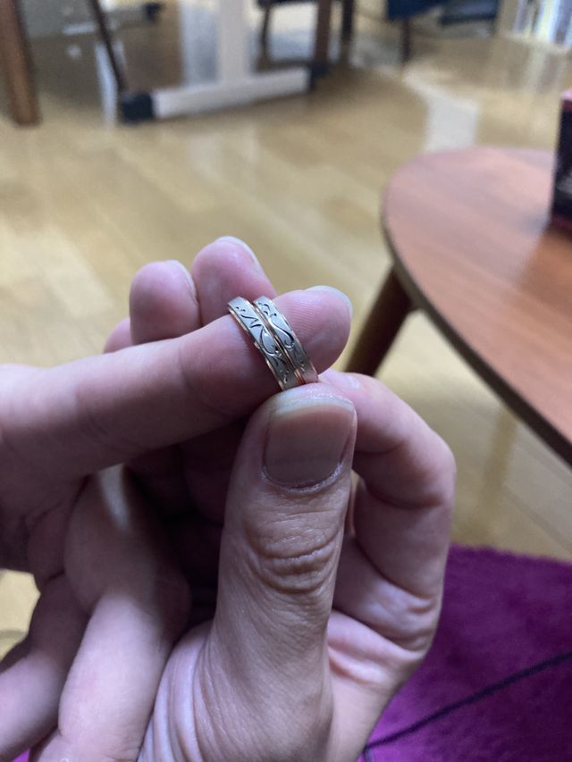 二つ合わせるとハート型になるようなデザインです。