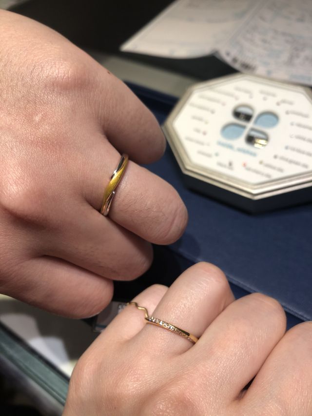 右下のがブーケのイエローゴールドです。