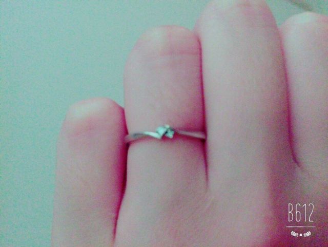 派手すぎず、地味すぎずないダイヤの大きさに一目惚れしました。