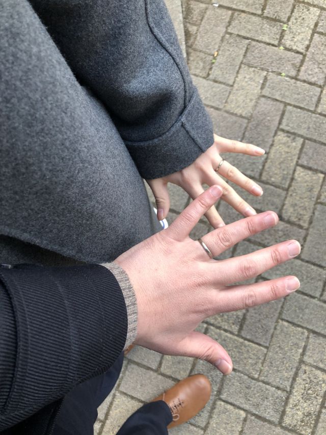 彼はだいぶ指が太いので、太すぎずキラキラしすぎない指輪です