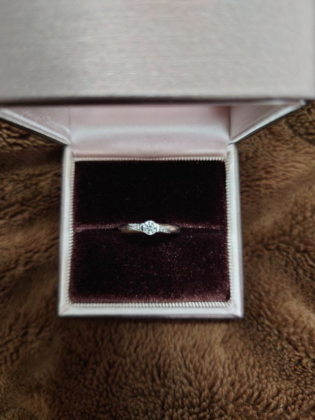 メインダイヤの左右に小さなダイヤが3つずつ螺旋状に配置