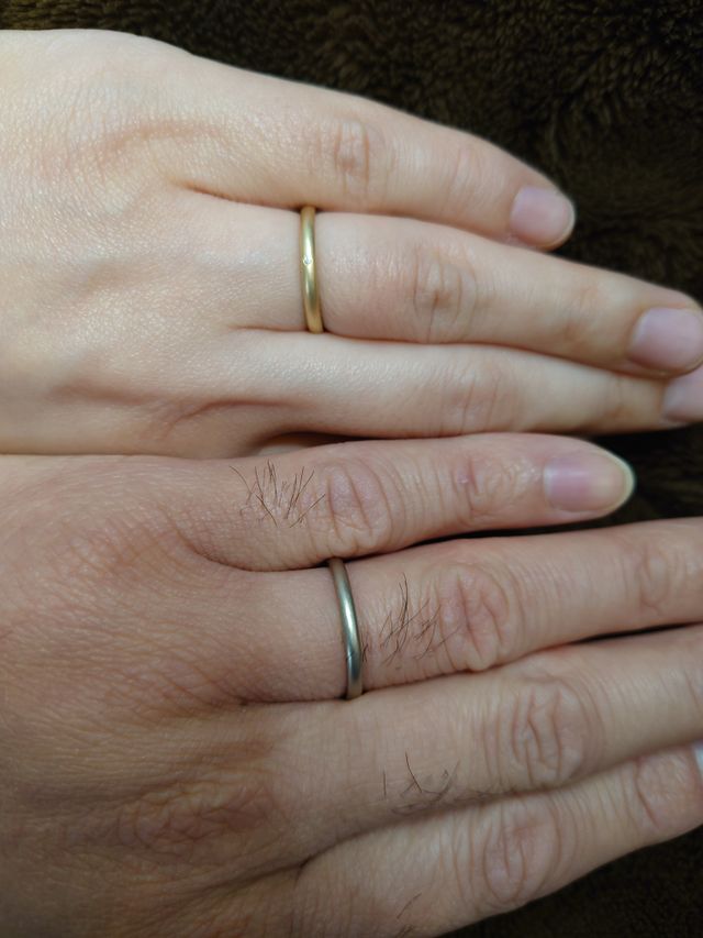 マット面、新婦側はダイヤを埋め込み。シンプルな見た目に