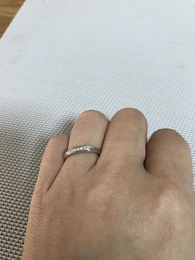 婚約指輪と合わせたウェーブ型です。