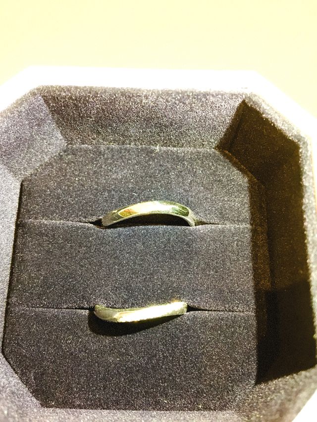 ウェーブラインがなめらかで指にちょうどよく合います。