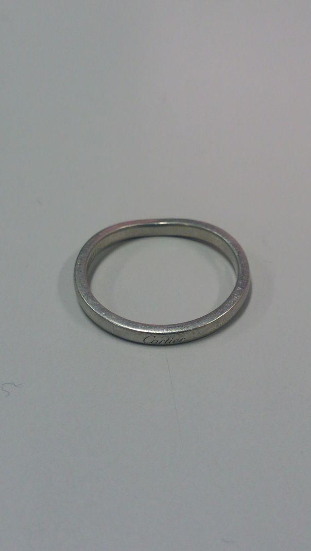 正面にブランド名の彫刻、カーブしているデザインです。