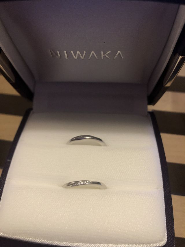 朝葉の結婚指輪
カーブが指を綺麗に見せてくれます。