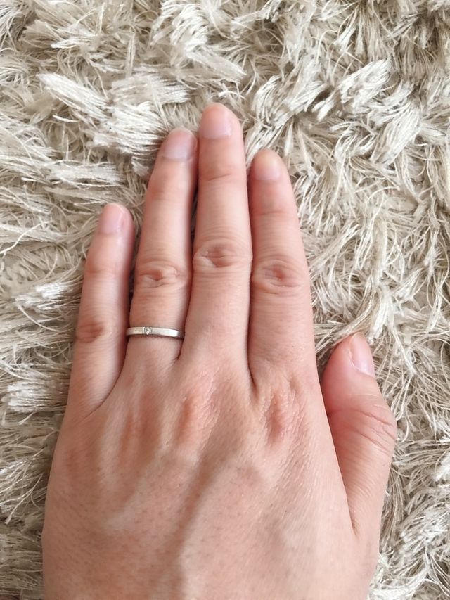 左手の薬指にはめた様子です。