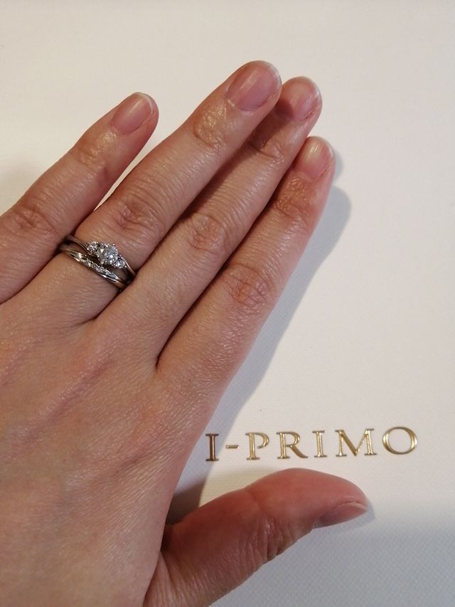 婚約指輪シェリアとの重ね着けです。