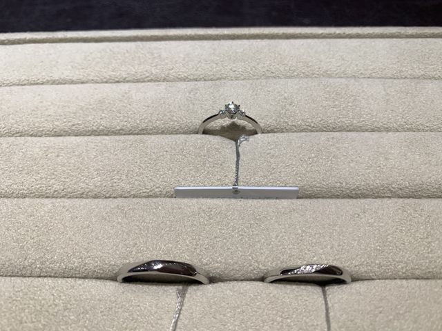 3石タイプエンゲージリング
ストレートタイプのマリッジリング