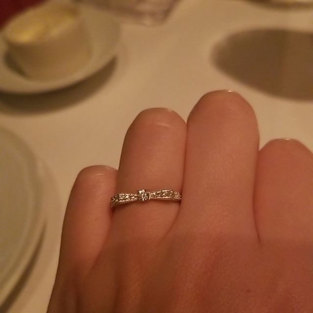 エリーという婚約指輪です。