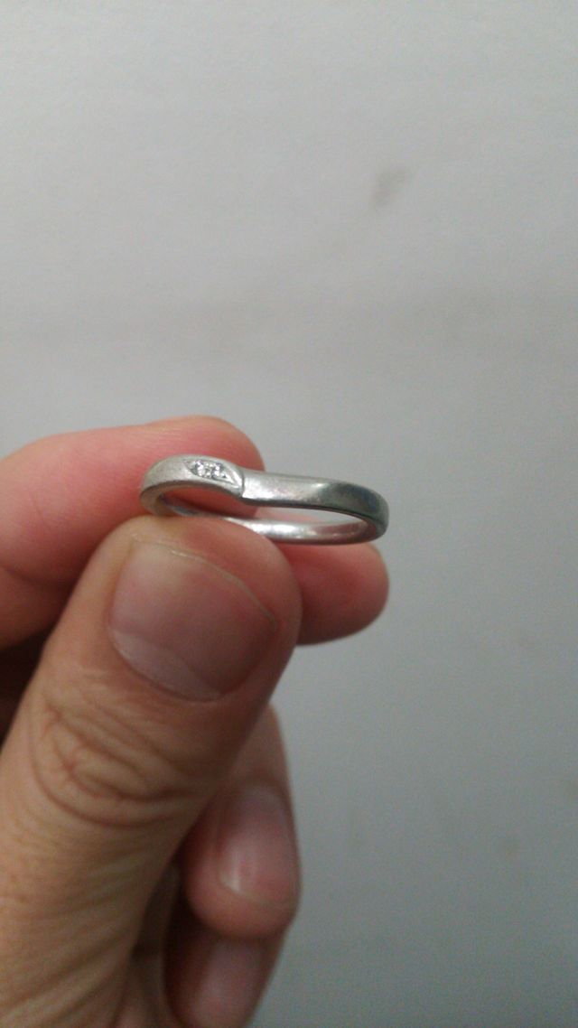 少し流れのあるデザインにダイヤが２粒　Pt950