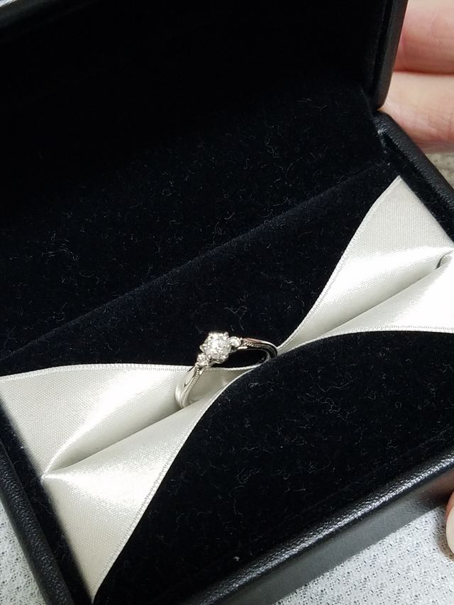 室内にて撮影。七色にダイヤが光輝きとても綺麗。