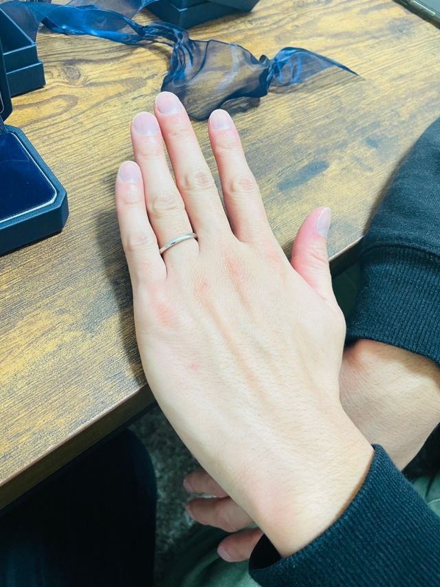 正面に斜めのラインが一本入ってるシンプルなデザインです。