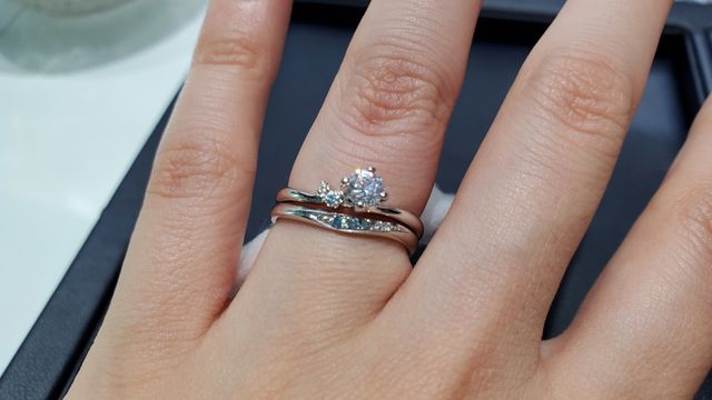 セットリング
メレはアイスブルーダイヤです