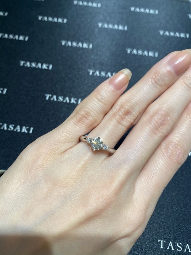 サイドストーン付きのデザイン