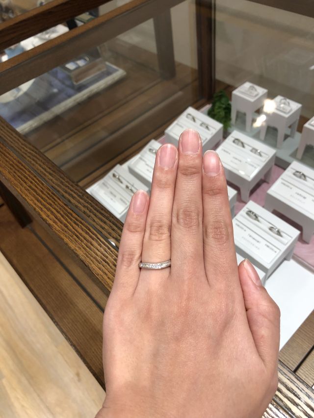 ゆるやかなVラインに煌めくダイヤ