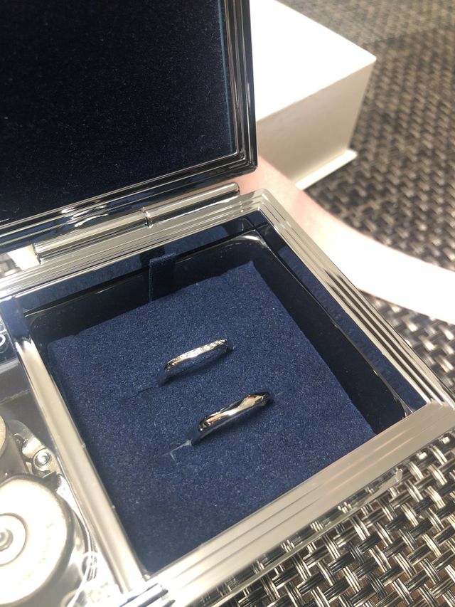 緩いカーブのあり華奢な指輪です。