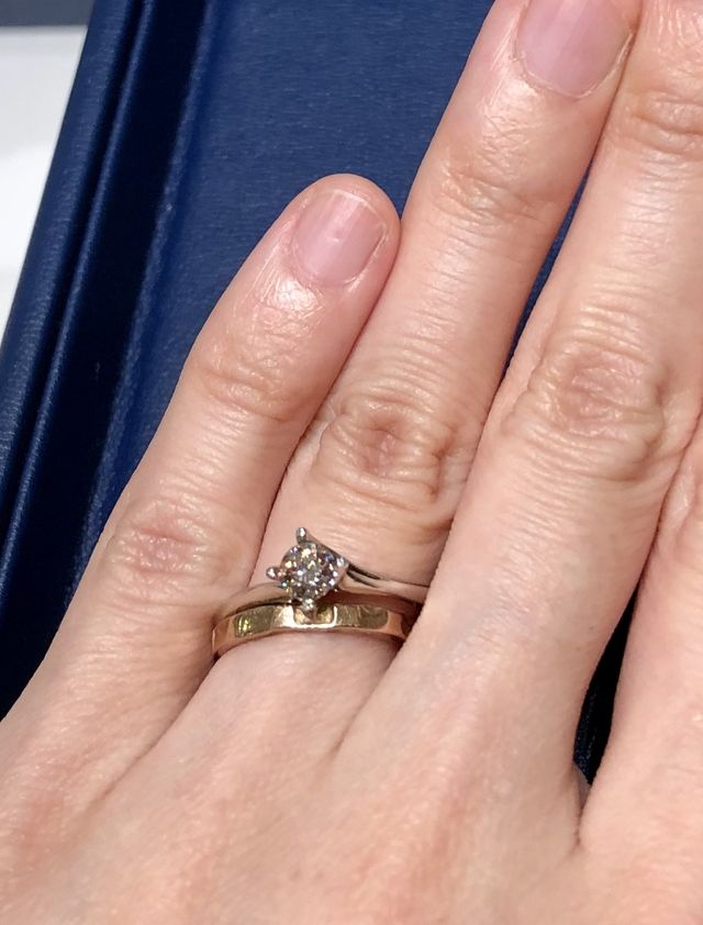 四本爪の指輪です。