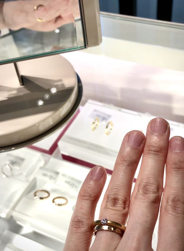 結婚指輪に合わせてゴールドを選びました。