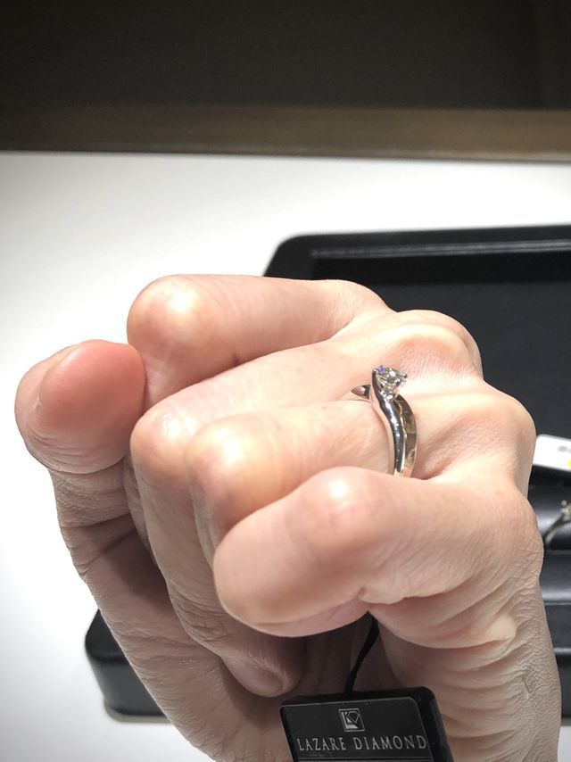 ダイヤモンドのキューレット部分も見る事ができます。