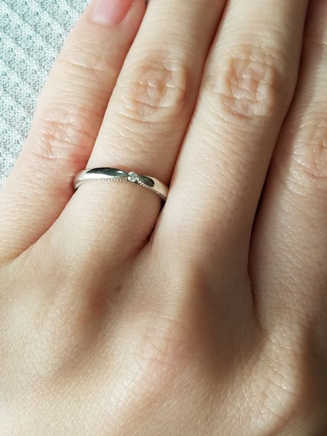 シンプルだが、側面にはミル打ちが施されていてとても美しい