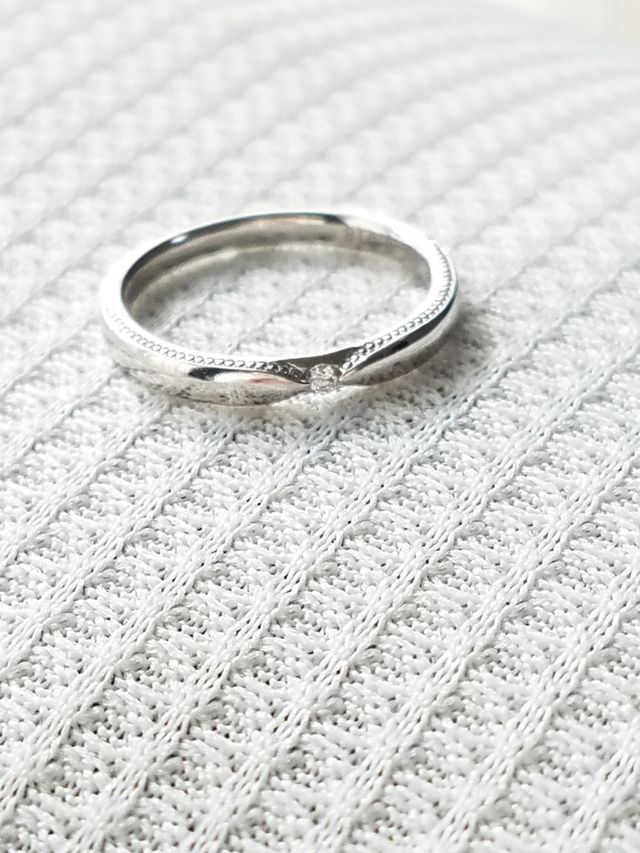 ダイヤモンドが埋め込まれたデザインである為、引っかからない