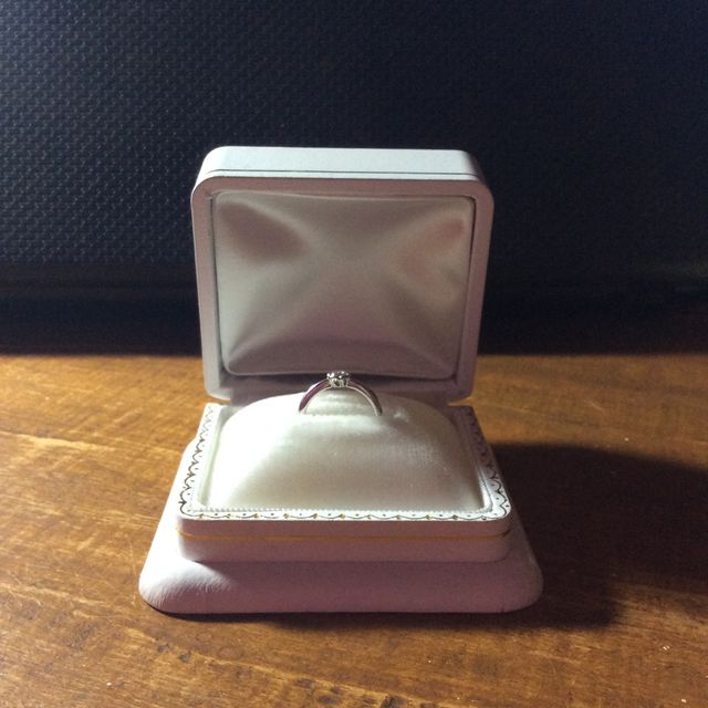 花形の土台がダイヤをしっかりおさえています。