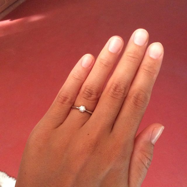 薬指につけた時の感じ。0.218ctでちょうど良い大きさ。