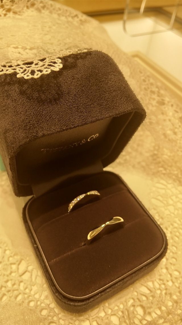 ブライダルブティックで指輪を受け取った時の写真です。