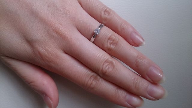 婚約指輪装着時