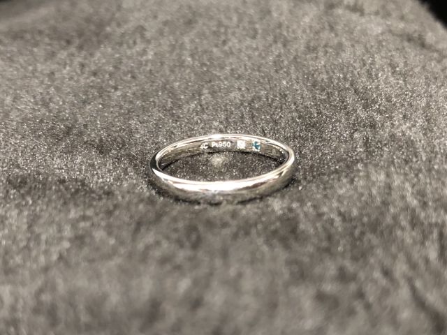 内側に「4&deg;C Pt950」と刻印され、内石が２つあります。