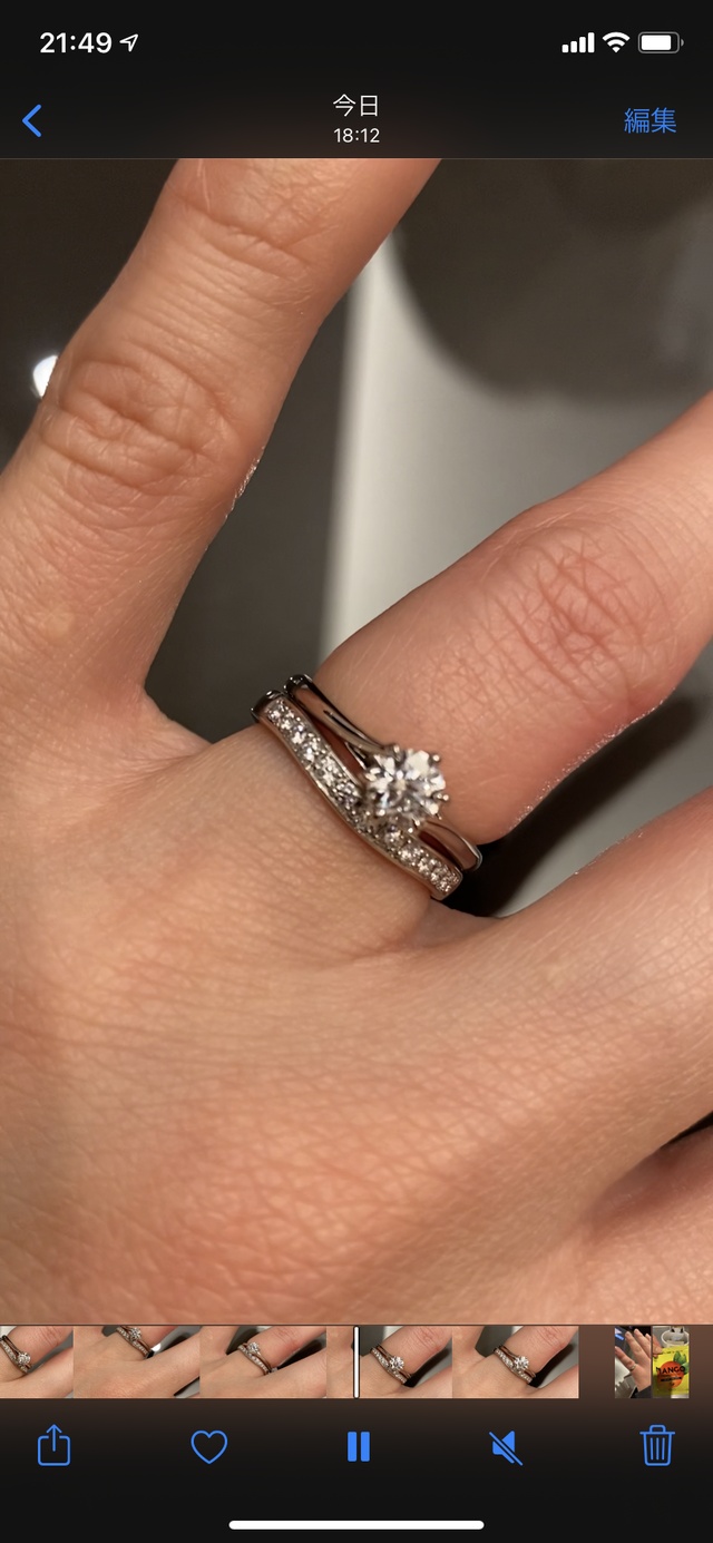 緩くV字のハーフエタニティリングです！
7色に光っています！