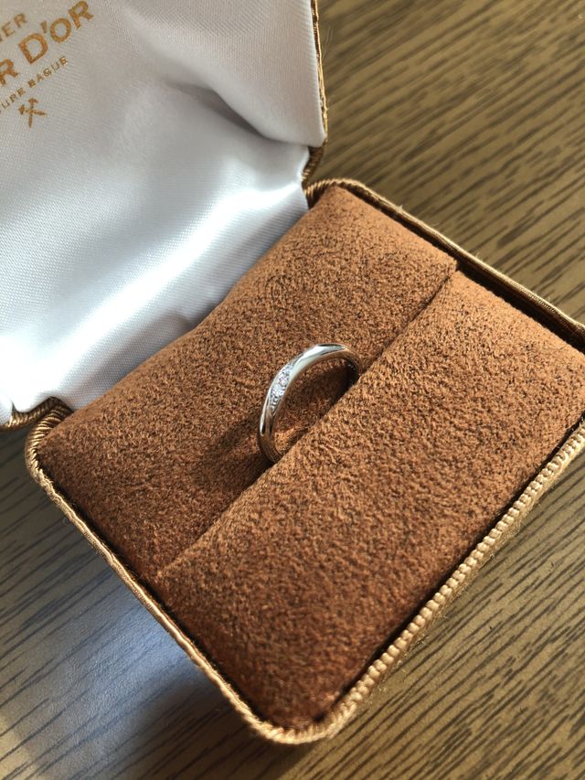 ピンクダイヤモンドが使われており、可愛らしいデザインです。