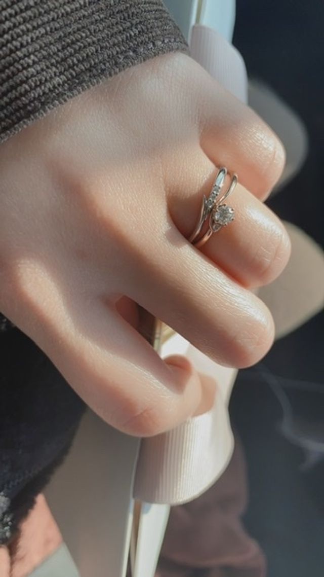 指輪のデザインがとても可愛らしくずっと見てられます。
