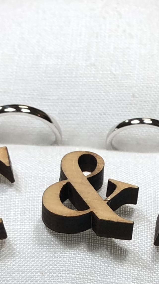 自分たちのイニシャルの小物とかわいいリースの入れ物で