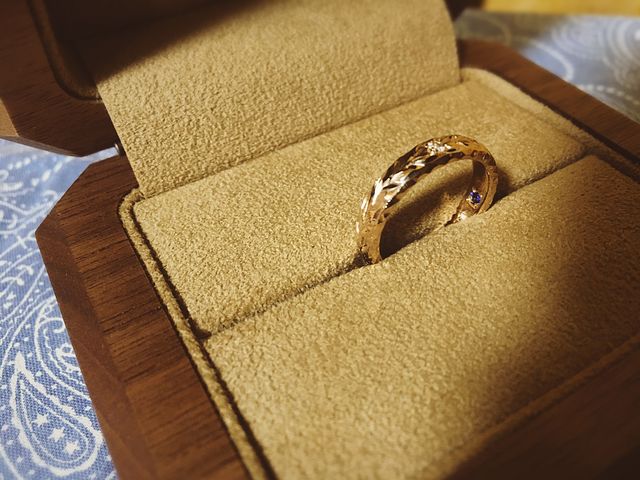 指輪の内側も刻印とサファイアで素敵