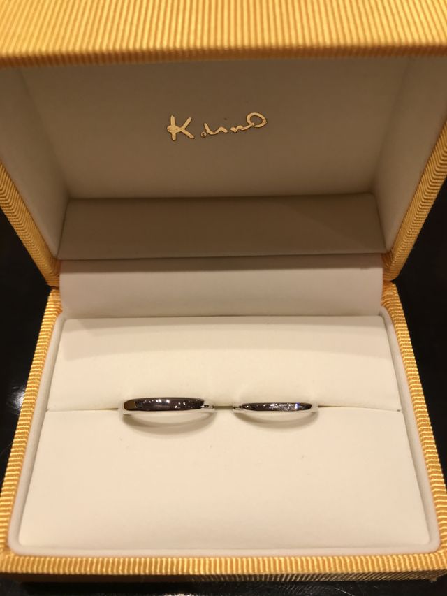 プラチナのリングです。女性用はダイアが3つ並んでます。