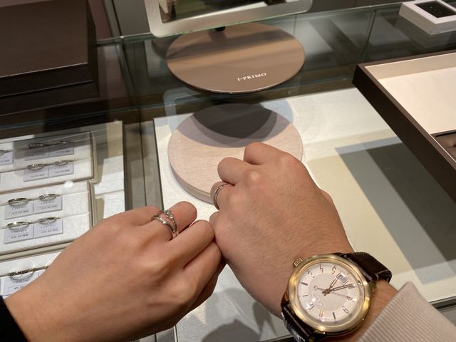 婚約指輪と結婚指輪の重ね付けと、結婚指輪をつけた様子