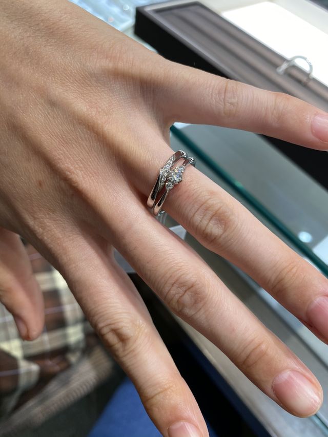 結婚指輪と結婚指輪の重ね付け。(ルキナとヴィオラ)