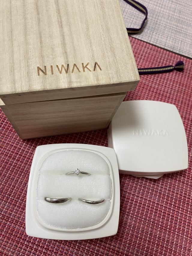 婚約指輪、結婚指輪、陶器のケース入り