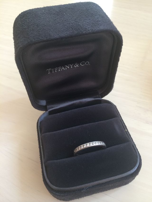 ハーフエタニティで華やかですが扱いやすさもあります