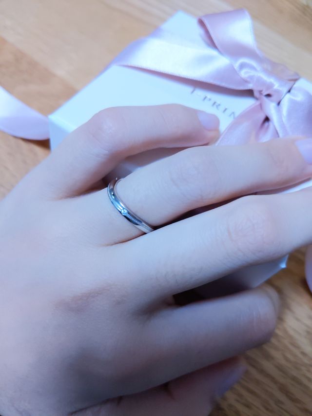 長く付けれるデザインでミル打ちの曲線が気に入ってます。