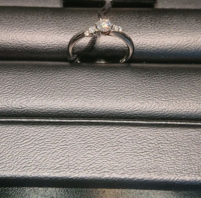 両サイド2石ずつのダイヤも輝いており華やかです