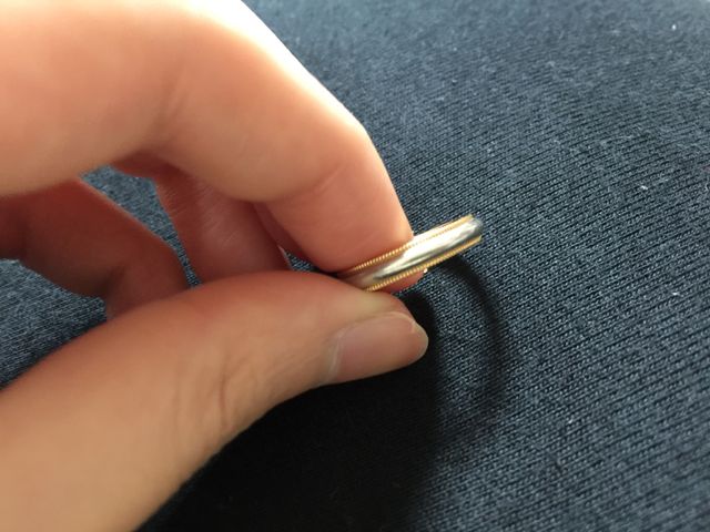 枠が縁取られたリング