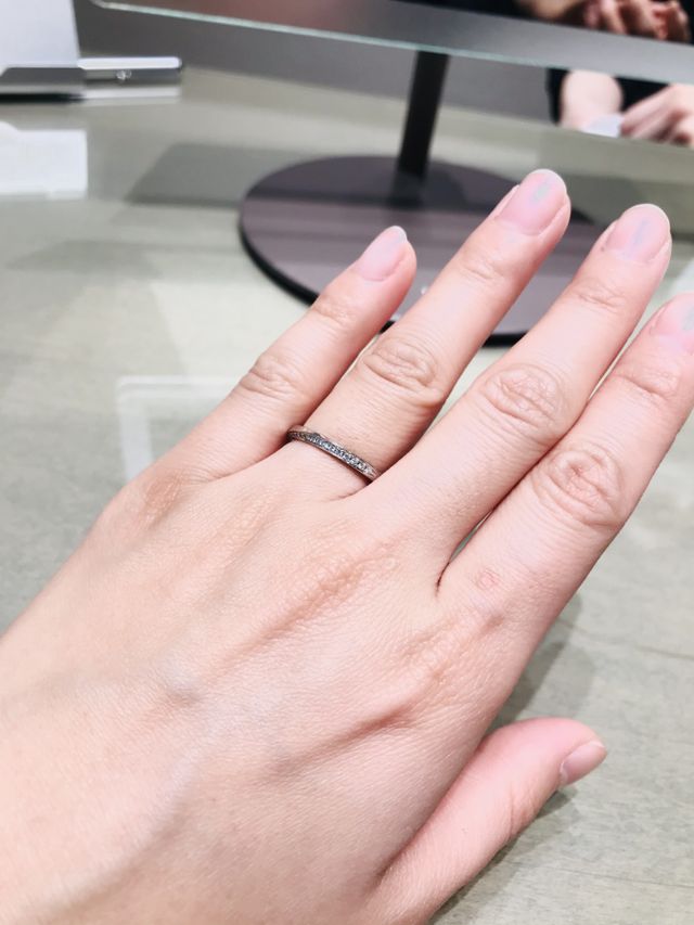 細いリングを探していたのでちょうど指に馴染んで良かった。